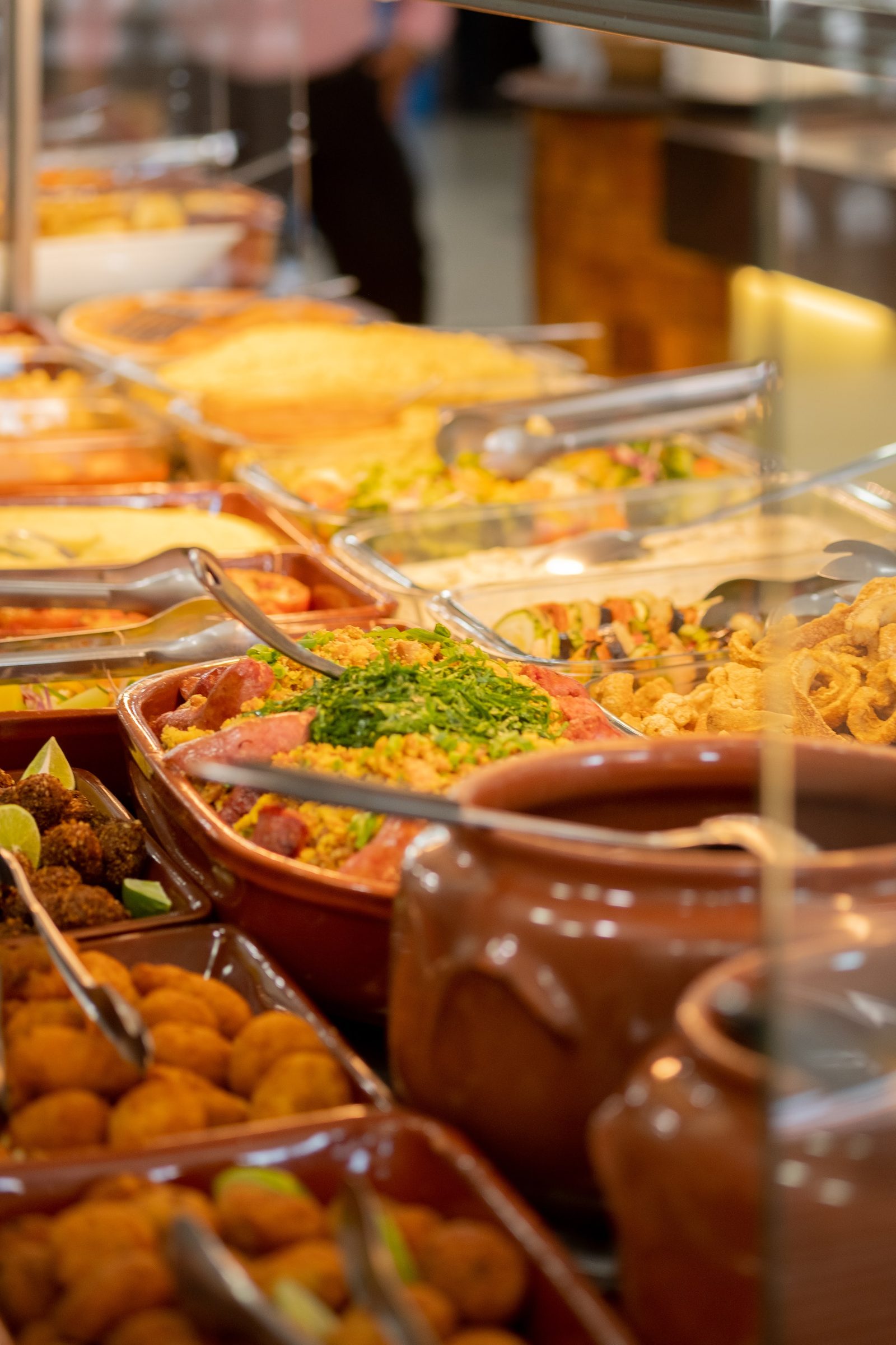 Buffet completo da Pampulha com saladas, massas e acompanhamentos variados
