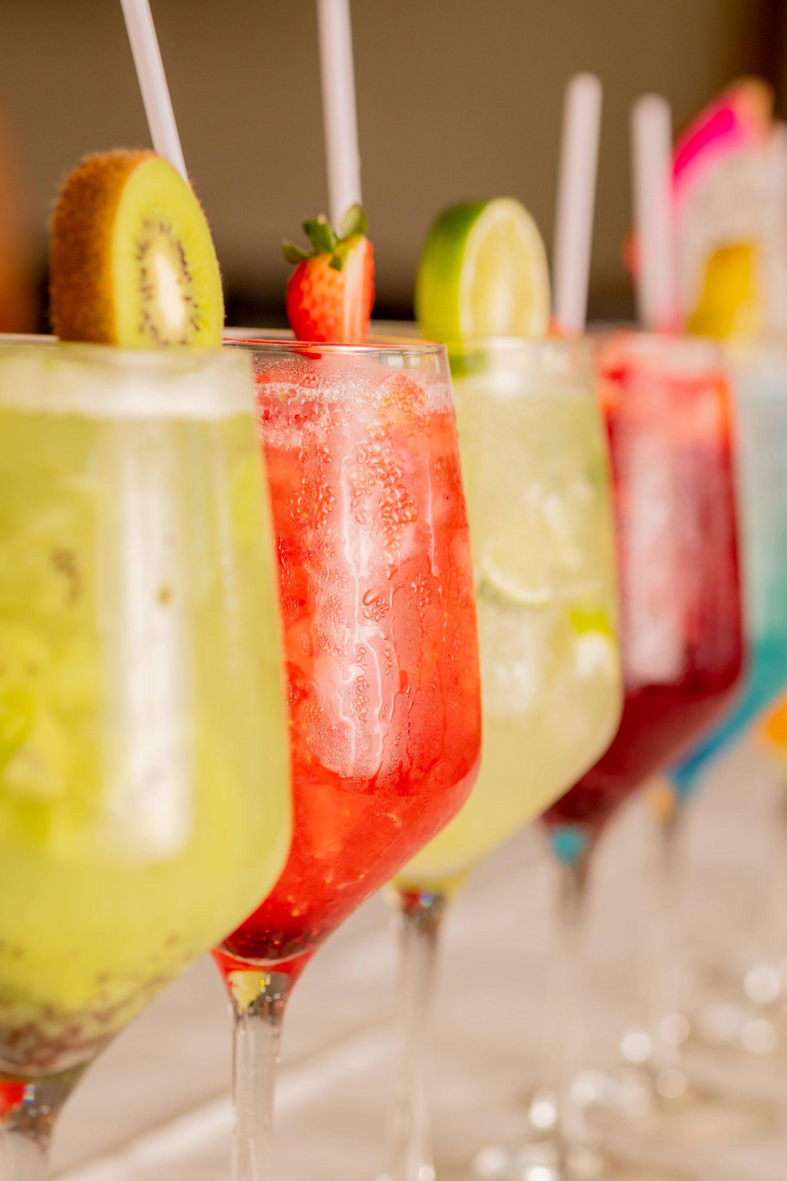 Drinques coloridos com frutas frescas servidos na Pampulha