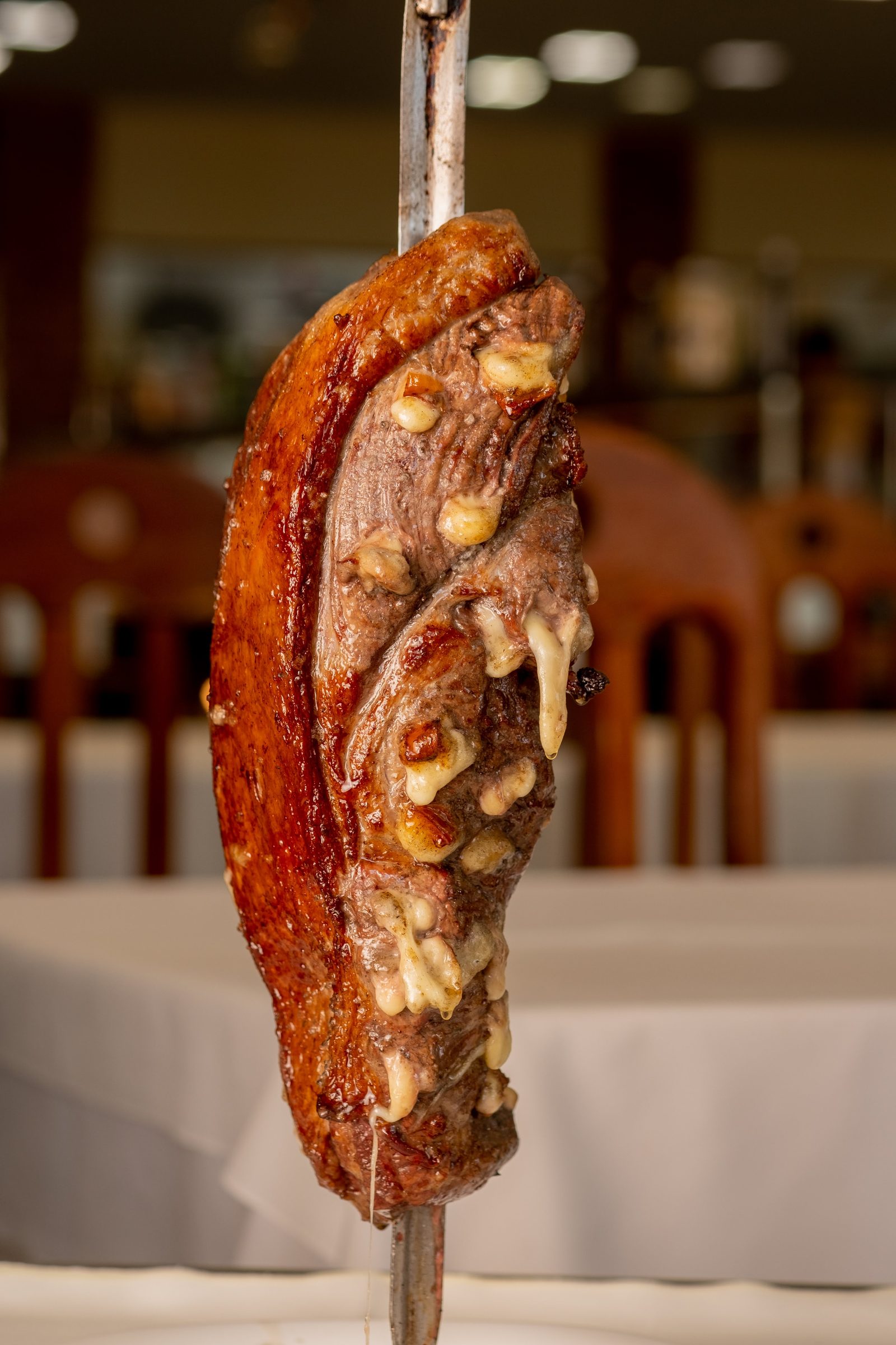 Picanha suculenta grelhada no espeto, pronta para ser servida
