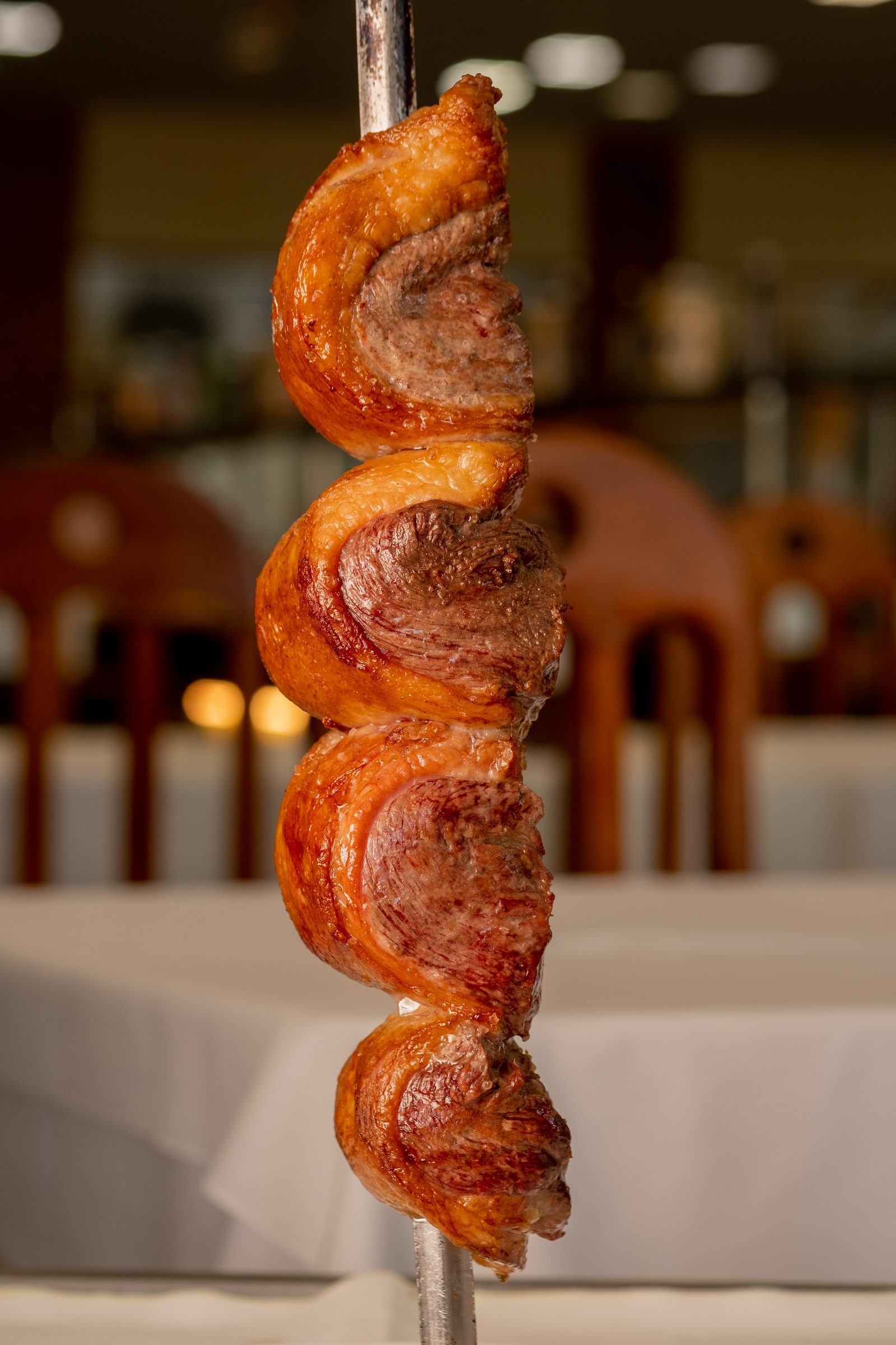 Corte de carne nobre suculenta no espeto da churrascaria